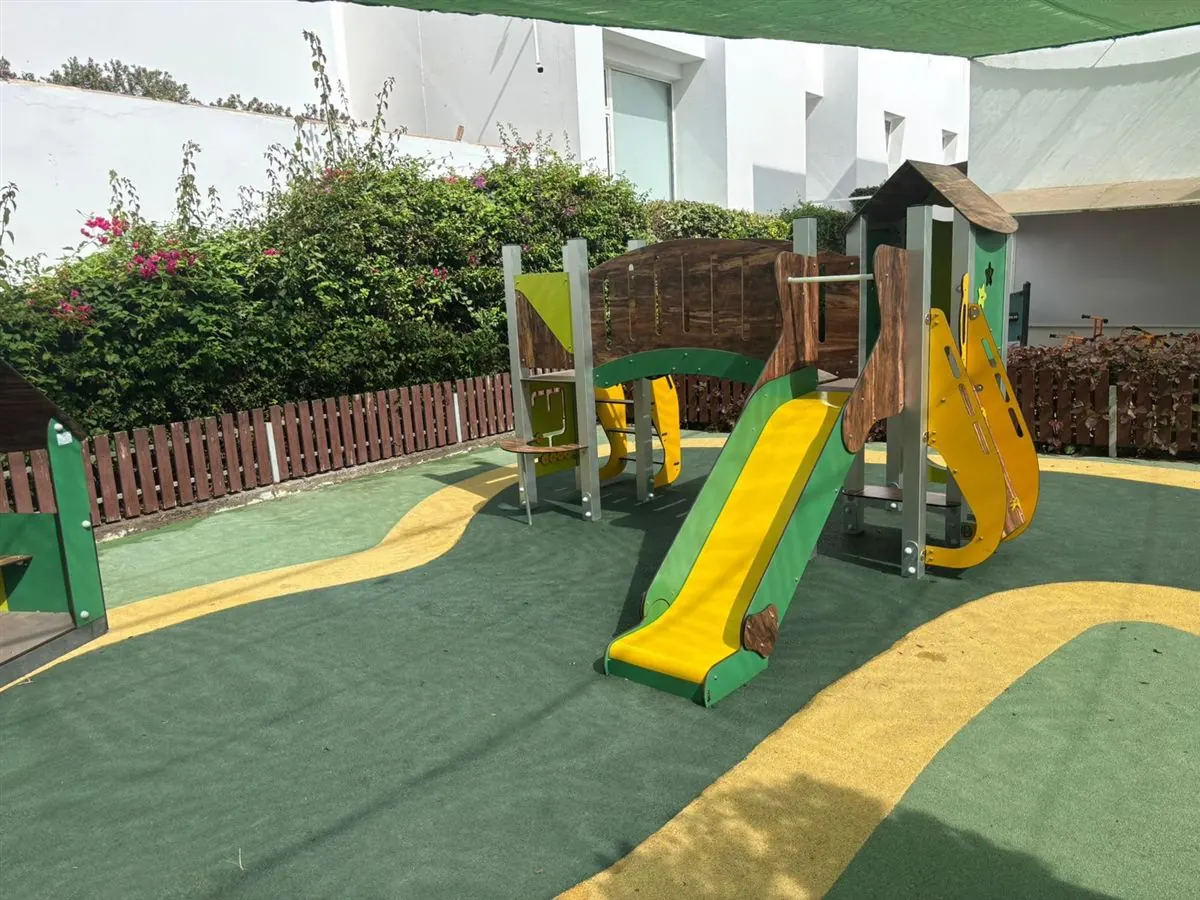 Aire de jeux extérieure aménagée pour une école