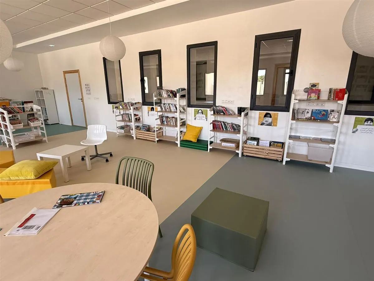 Bibliothèque scolaire aménagée avec mobilier moderne