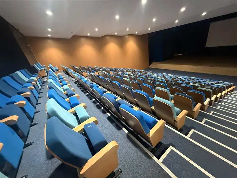 Amphithéâtre scolaire équipé de fauteuils