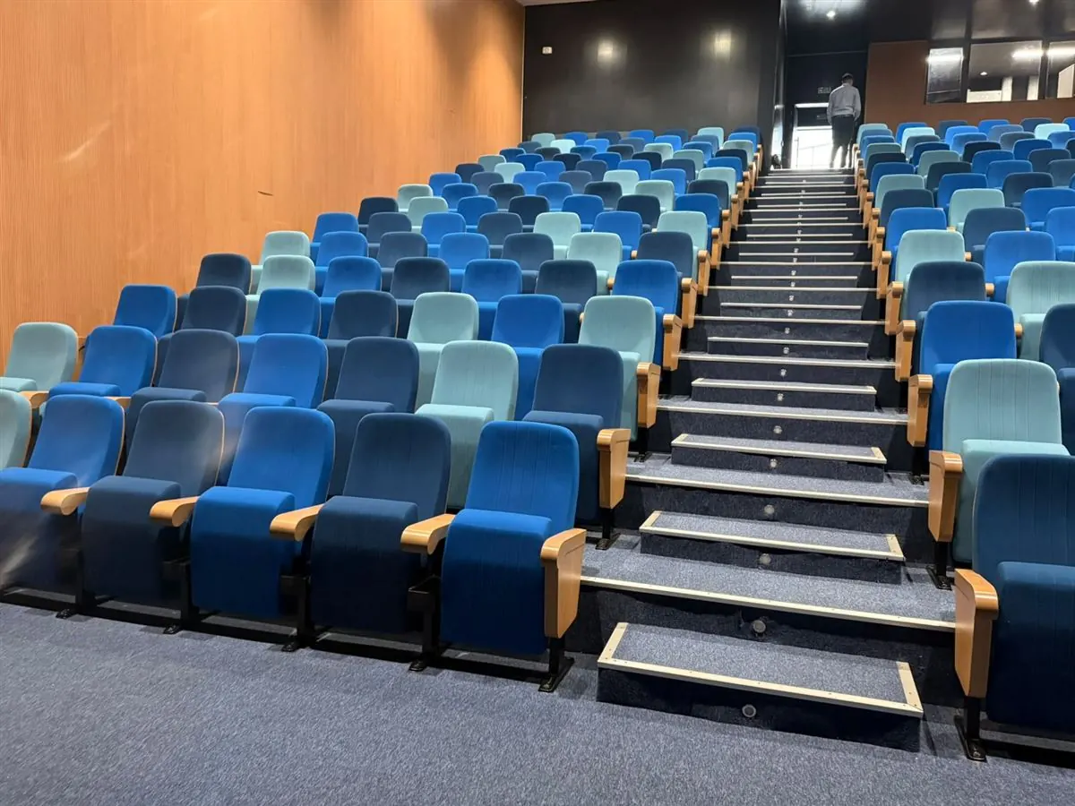 Amphithéâtre scolaire avec fauteuils et scène
